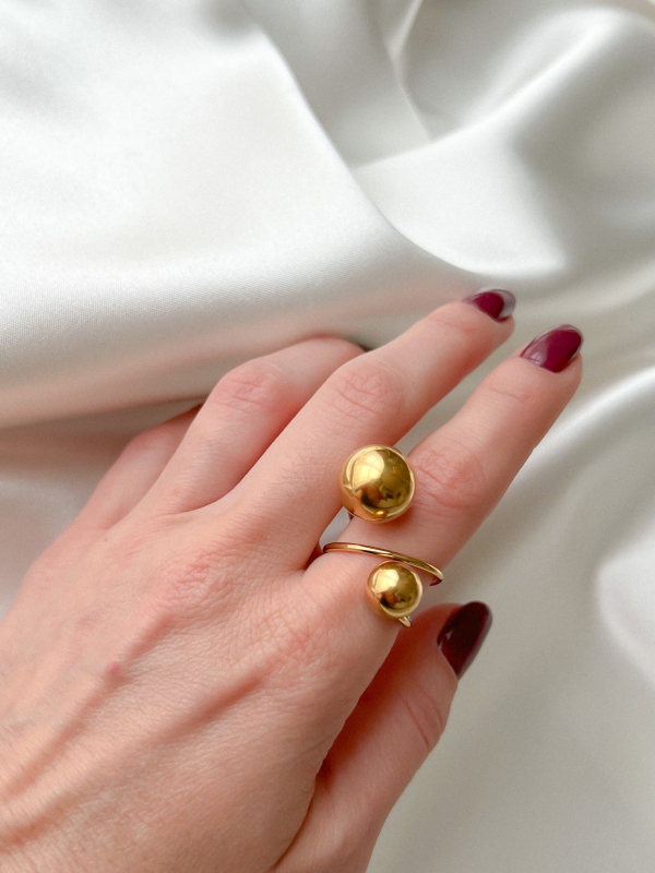 Дамски пръстен със златисти топчета/ златист цвят