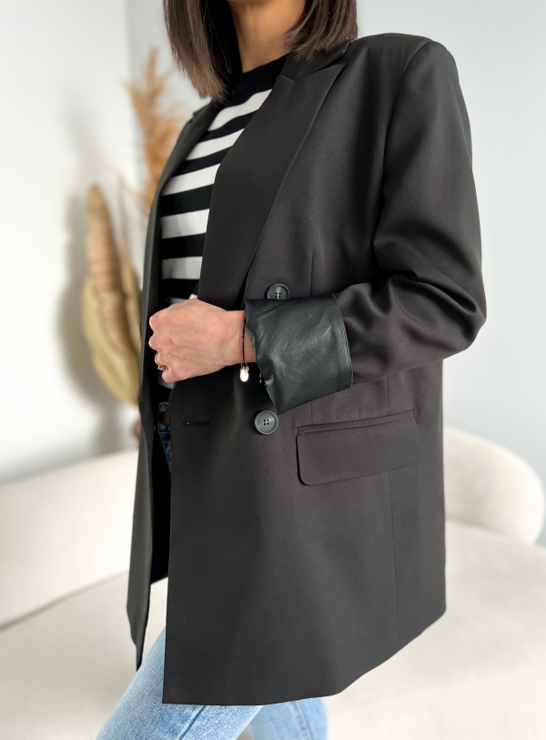 Дамско черно сако с права кройка и двуредно закопчаване