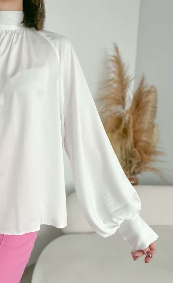 Дамска бяла сатен риза с голяма панделка на гърба