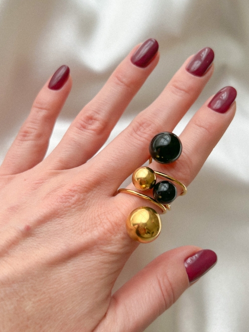Дамски пръстен с черни топчета топчета/ златист цвят