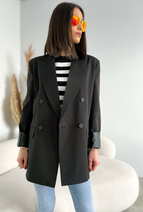 Дамско черно сако с права кройка и двуредно закопчаване
