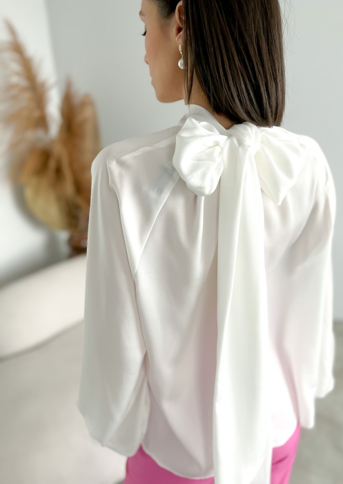 Дамска бяла сатен риза с голяма панделка на гърба