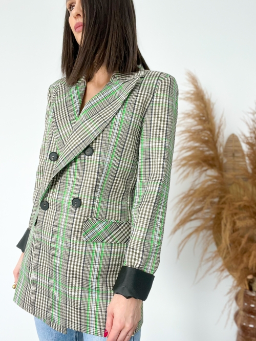 Дамско сако с права кройка, двуредно закопчаване и двулицев ръкав с кожа/ зелено и черно каре